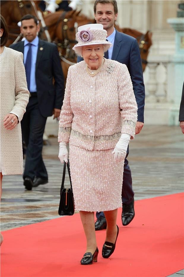Γιατί η Βασίλισσα Ελισάβετ φοράει τα ίδια παπούτσια εδώ και 50 χρόνια; - Φωτογραφία 5