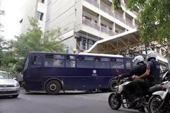 Νοσηλεύεται φρουρούμενος ο Μαζιώτης - Εξιτήριο για τον αστυνομικό και τον τουρίστα [photos]