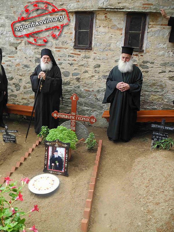Ιεράρχες, Ηγούμενοι και πλήθος Αγιορειτών στο μνημόσυνο του γέροντα Γεωργίου Καψάνη - Φωτογραφία 3