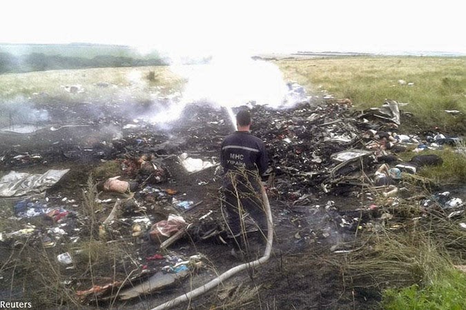Νεκροί και οι 295 επιβάτες και μέλη πληρώματος του Boeing 777 της Malaysian - Φωτογραφία 4