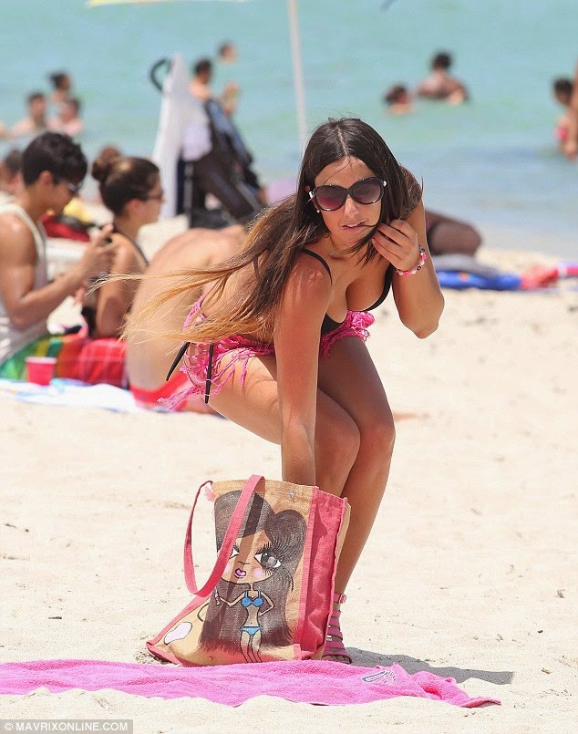 Κλαούντια Ρομάνι: Πήγε με ψηλοτάκουνα στην παραλία - Φωτογραφία 3