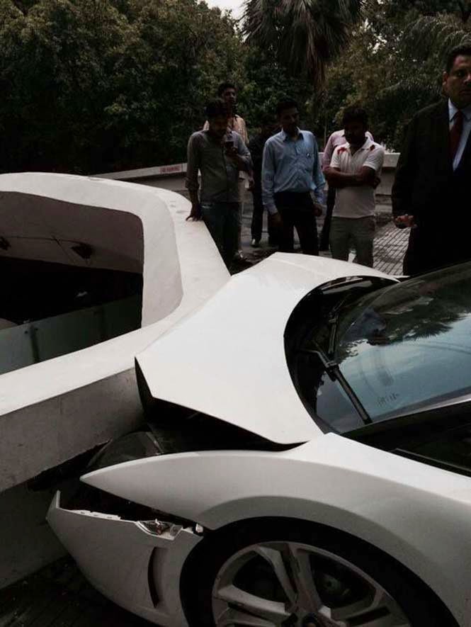 ΒΙΝΤΕΟ: Παρκαδόρος ξενοδοχείου κατέστρεψε μια πανάκριβη Lamborghini - Φωτογραφία 4