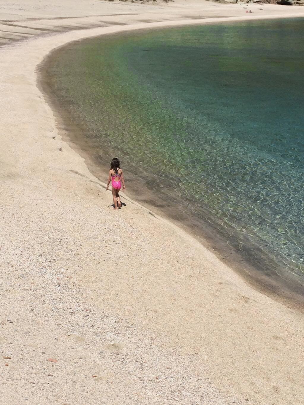 H Μενεγάκη με ροζ φουλάρι, μοβ σαγιονάρα και ατημέλητο look παρουσιάζει τις καλοκαιρινές της διακοπές - Φωτογραφία 4