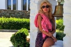 H Μενεγάκη με ροζ φουλάρι, μοβ σαγιονάρα και ατημέλητο look παρουσιάζει τις καλοκαιρινές της διακοπές
