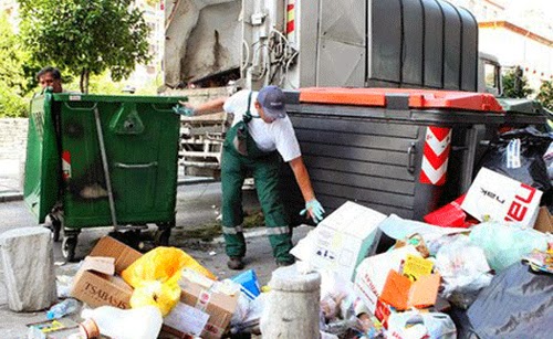 Ηλεία: Οι κάτοικοι έδιωξαν τους κάδους των σκουπιδιών στο Λαμπέτι - Φωτογραφία 1