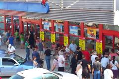 Πανζουρλισμός σε σούπερ μάρκετ των Τρικάλων [photos]