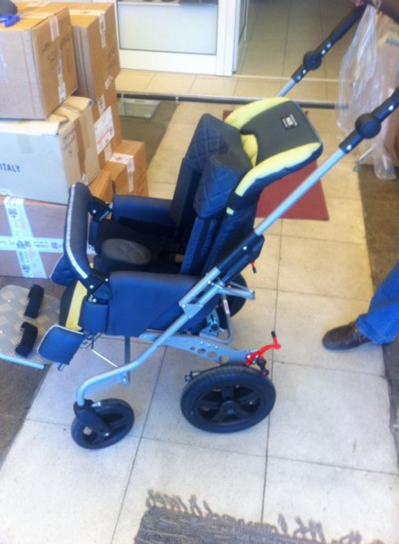 Προσφορά ζωής σε δίδυμα τετραπληγικά - Βάφτισε το γιό του και συγκέντρωσε χρήματα για αναπηρικά αμαξίδια - Φωτογραφία 2