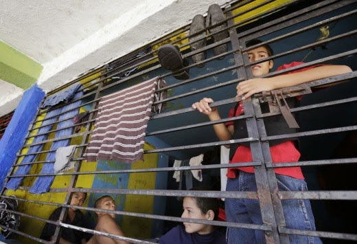 Συγκλονιστικές μαρτυρίες από το κολαστήριο όπου ζούσαν 458 ανήλικοι – Ελεύθερη η διευθύντρια - Φωτογραφία 1