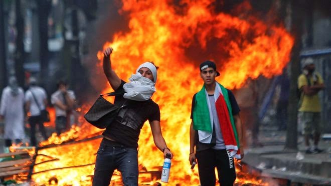 Συνταρακτικές εικόνες: Οργή λαού για τη σφαγή στη Γάζα... [photos] - Φωτογραφία 1