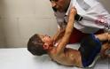 Η ιστορία πίσω από τη συγκλονιστική φωτογραφία του αγοριού από τη Γάζα...