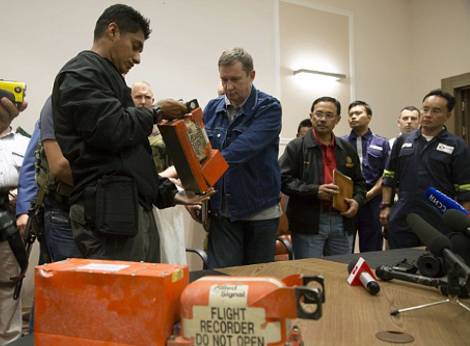 Βρέθηκαν τα μαύρα κουτιά του Boeing - Τα παρέδωσαν φιλορώσοι αυτονομιστές σε αξιωματούχους της Μαλαισίας - Φωτογραφία 3