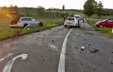Τουλάχιστον 6 νεκροί, από σύγκρουση φορτηγού με μίνιμπας στη Γαλλία - Φωτογραφία 1