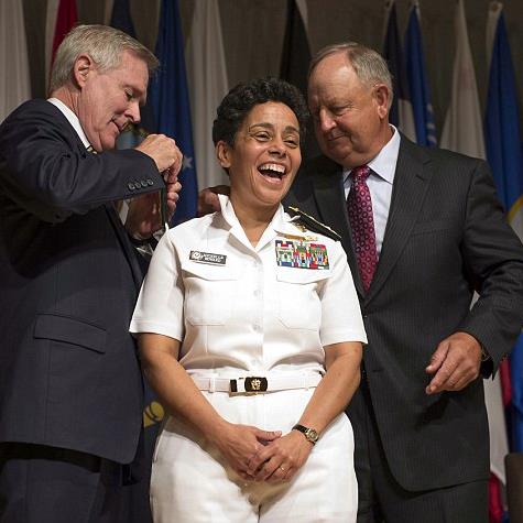 Πρώτη γυναίκα ναύαρχος τεσσάρων αστέρων στο Αμερικανικό Ναυτικό - Φωτογραφία 2