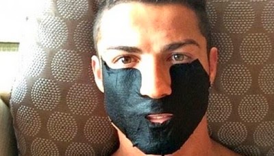 Ποιος super star έβαλε στο πρόσωπό του αυτή τη φριχτή μάσκα ομορφιάς; - Φωτογραφία 1