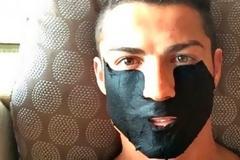 Ποιος super star έβαλε στο πρόσωπό του αυτή τη φριχτή μάσκα ομορφιάς;