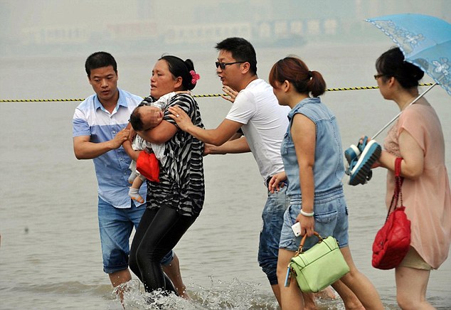 ΣΟΚ ! Άστεγη μητέρα προσπαθεί να πνίξει το ανάπηρο παιδί της σε ποτάμι επειδή δεν μπορεί να το μεγαλώσει [photos] - Φωτογραφία 3