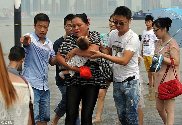 ΣΟΚ ! Άστεγη μητέρα προσπαθεί να πνίξει το ανάπηρο παιδί της σε ποτάμι επειδή δεν μπορεί να το μεγαλώσει [photos] - Φωτογραφία 4
