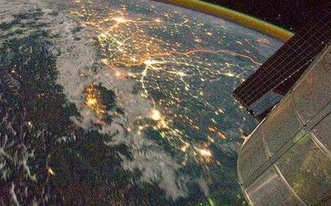 Νύχτα πάνω από την Γη: Απίστευτες φωτογραφίες φωτεινών πόλεων τραβηγμένες από το Διάστημα που κρύβουν κινδύνους [photos] - Φωτογραφία 1
