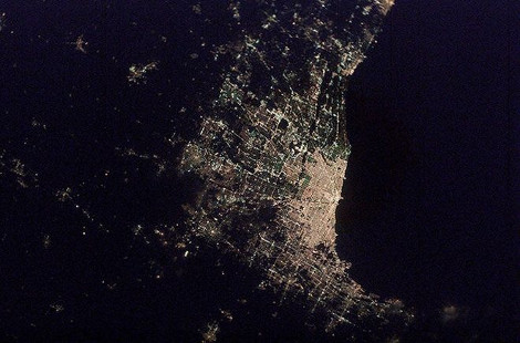 Νύχτα πάνω από την Γη: Απίστευτες φωτογραφίες φωτεινών πόλεων τραβηγμένες από το Διάστημα που κρύβουν κινδύνους [photos] - Φωτογραφία 2