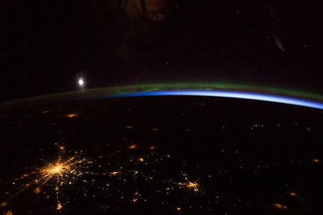 Νύχτα πάνω από την Γη: Απίστευτες φωτογραφίες φωτεινών πόλεων τραβηγμένες από το Διάστημα που κρύβουν κινδύνους [photos] - Φωτογραφία 4
