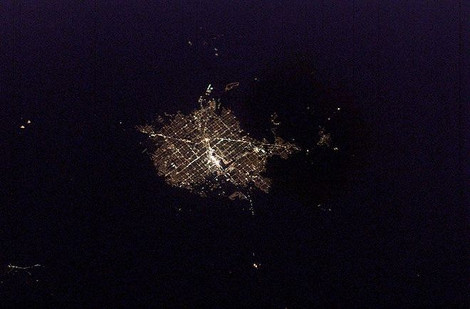 Νύχτα πάνω από την Γη: Απίστευτες φωτογραφίες φωτεινών πόλεων τραβηγμένες από το Διάστημα που κρύβουν κινδύνους [photos] - Φωτογραφία 6
