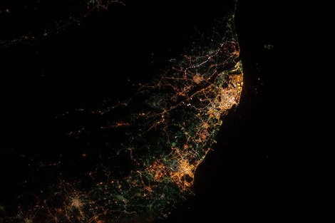 Νύχτα πάνω από την Γη: Απίστευτες φωτογραφίες φωτεινών πόλεων τραβηγμένες από το Διάστημα που κρύβουν κινδύνους [photos] - Φωτογραφία 7