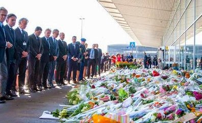 Χιλιάδες Ολλανδοί τίμησαν τη μνήμη των θυμάτων της πτήσης ΜΗ17 - Φωτογραφία 1