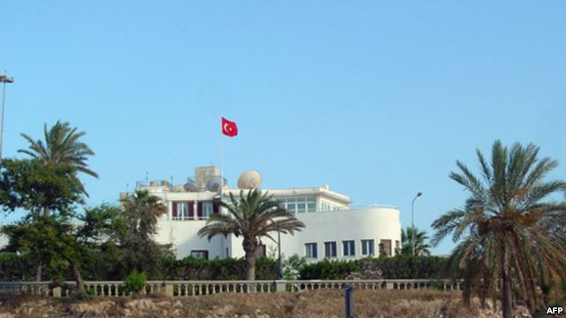 Άλλη μια επιτυχία του Νταβούτογλου: Προς εκκένωση της τουρκικής πρεσβείας στη Λιβύη - Φωτογραφία 1