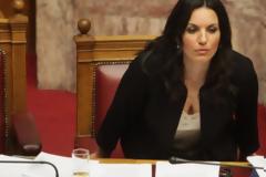 Η σέξι Ολγα Κεφαλογιάννη - Δεν αποχωρίζεται το αποκαλυπτικό μπουστάκι με τη δαντέλα