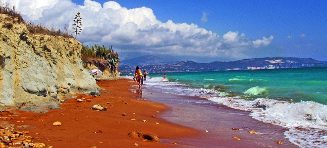 Παραλία Ξι: Η άγνωστη πλαζ της Κεφαλονιάς με την κατακόκκινη άμμο και το περίεργο όνομα - Φωτογραφία 1