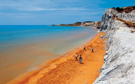Παραλία Ξι: Η άγνωστη πλαζ της Κεφαλονιάς με την κατακόκκινη άμμο και το περίεργο όνομα - Φωτογραφία 2