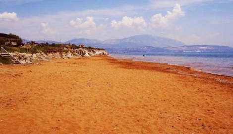 Παραλία Ξι: Η άγνωστη πλαζ της Κεφαλονιάς με την κατακόκκινη άμμο και το περίεργο όνομα - Φωτογραφία 6