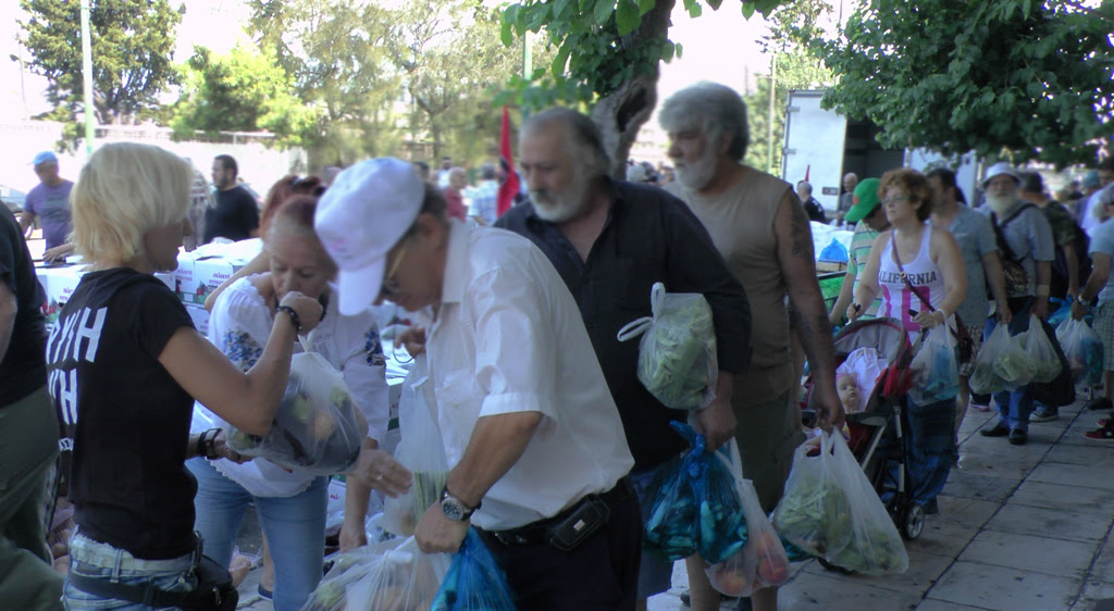 Η Χρυσή Αυγή στο πλευρό των Ελλήνων - Μαζική συμμετοχή στην διανομή τροφίμων στα γραφεία της Τ.Ο. Αθηνών [video] - Φωτογραφία 8