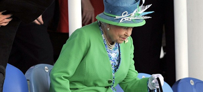 Το βλέμμα οργής της βασίλισσας Ελισάβετ - Γιατί στραβοκοίταζε επίμονα γυναίκα που καθόταν μπροστά της - Φωτογραφία 1