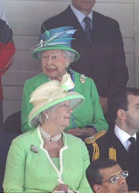 Το βλέμμα οργής της βασίλισσας Ελισάβετ - Γιατί στραβοκοίταζε επίμονα γυναίκα που καθόταν μπροστά της - Φωτογραφία 10