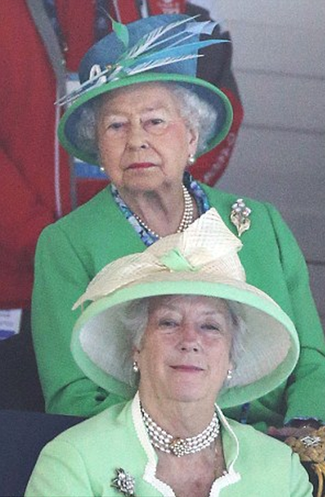 Το βλέμμα οργής της βασίλισσας Ελισάβετ - Γιατί στραβοκοίταζε επίμονα γυναίκα που καθόταν μπροστά της - Φωτογραφία 2