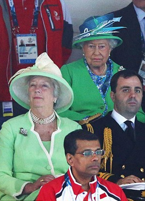 Το βλέμμα οργής της βασίλισσας Ελισάβετ - Γιατί στραβοκοίταζε επίμονα γυναίκα που καθόταν μπροστά της - Φωτογραφία 5