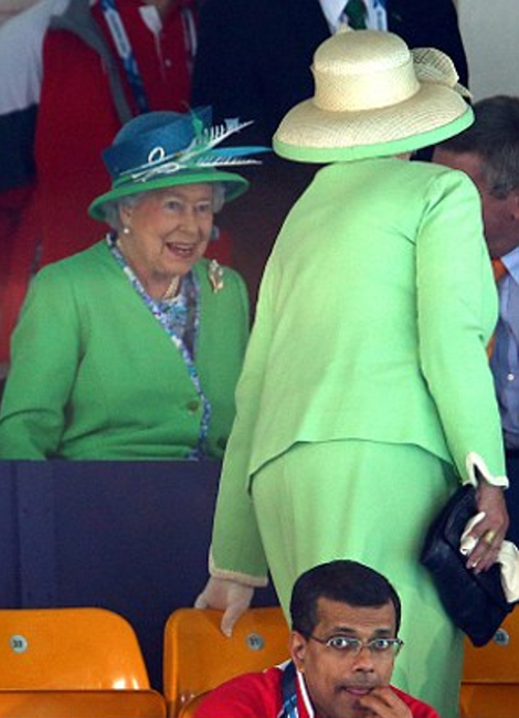 Το βλέμμα οργής της βασίλισσας Ελισάβετ - Γιατί στραβοκοίταζε επίμονα γυναίκα που καθόταν μπροστά της - Φωτογραφία 7