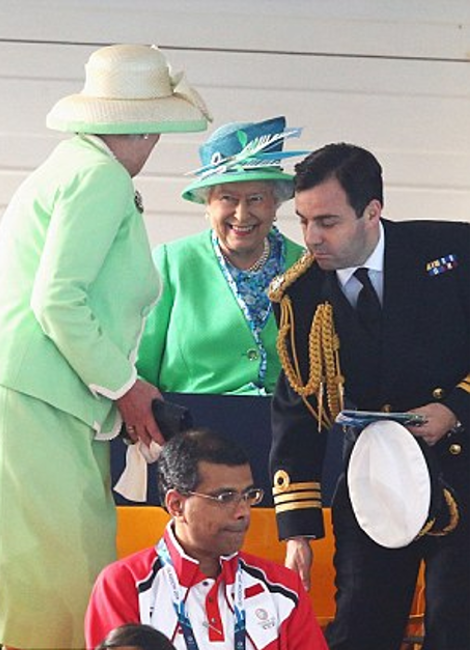 Το βλέμμα οργής της βασίλισσας Ελισάβετ - Γιατί στραβοκοίταζε επίμονα γυναίκα που καθόταν μπροστά της - Φωτογραφία 8