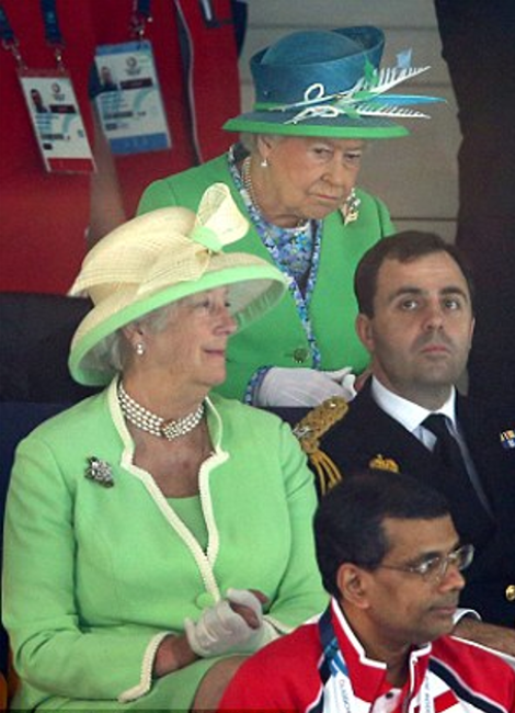 Το βλέμμα οργής της βασίλισσας Ελισάβετ - Γιατί στραβοκοίταζε επίμονα γυναίκα που καθόταν μπροστά της - Φωτογραφία 9