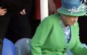 Το βλέμμα οργής της βασίλισσας Ελισάβετ - Γιατί στραβοκοίταζε επίμονα γυναίκα που καθόταν μπροστά της