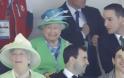 Το βλέμμα οργής της βασίλισσας Ελισάβετ - Γιατί στραβοκοίταζε επίμονα γυναίκα που καθόταν μπροστά της - Φωτογραφία 12
