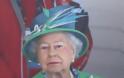 Το βλέμμα οργής της βασίλισσας Ελισάβετ - Γιατί στραβοκοίταζε επίμονα γυναίκα που καθόταν μπροστά της - Φωτογραφία 2