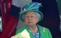 Το βλέμμα οργής της βασίλισσας Ελισάβετ - Γιατί στραβοκοίταζε επίμονα γυναίκα που καθόταν μπροστά της - Φωτογραφία 3