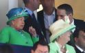 Το βλέμμα οργής της βασίλισσας Ελισάβετ - Γιατί στραβοκοίταζε επίμονα γυναίκα που καθόταν μπροστά της - Φωτογραφία 4