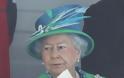 Το βλέμμα οργής της βασίλισσας Ελισάβετ - Γιατί στραβοκοίταζε επίμονα γυναίκα που καθόταν μπροστά της - Φωτογραφία 6