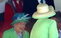 Το βλέμμα οργής της βασίλισσας Ελισάβετ - Γιατί στραβοκοίταζε επίμονα γυναίκα που καθόταν μπροστά της - Φωτογραφία 7