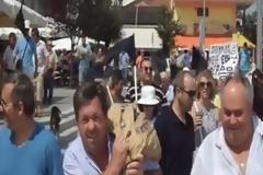 Έριξαν ζάχαρη στα γραφεία των υφυπουργών της κυβέρνησης [video + photos]