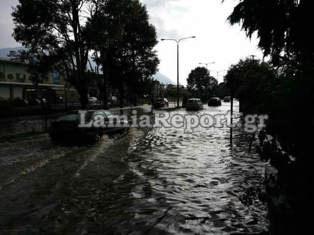 Ξαφνική νεροποντή προκάλεσε προβλήματα στους δρόμους της Λαμίας [photos] - Φωτογραφία 3