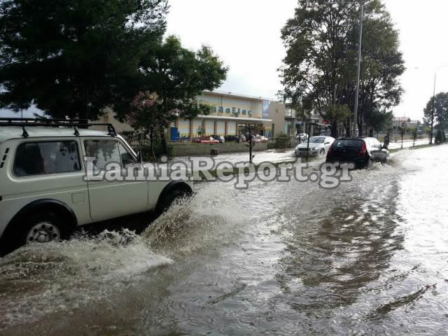 Ξαφνική νεροποντή προκάλεσε προβλήματα στους δρόμους της Λαμίας [photos] - Φωτογραφία 5